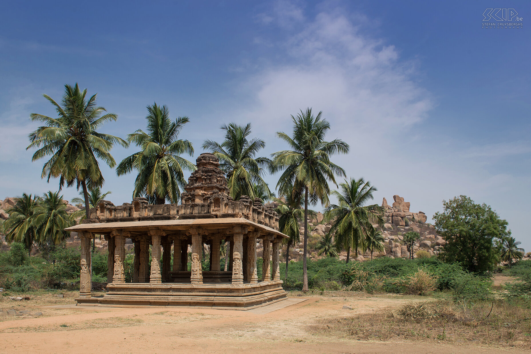 Hampi - Gejjala Mantapa Gejjala Mantapa is slechts een kleine relatieve onbekende tempel in de buurt van de Vittala Bazaar maar de omgeving met de tropische palmbomen en mooie rotsformaties maakt het een mooie locatie voor foto's. Stefan Cruysberghs